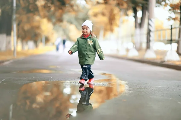 Little girl in autumn park — Stock Photo, Image