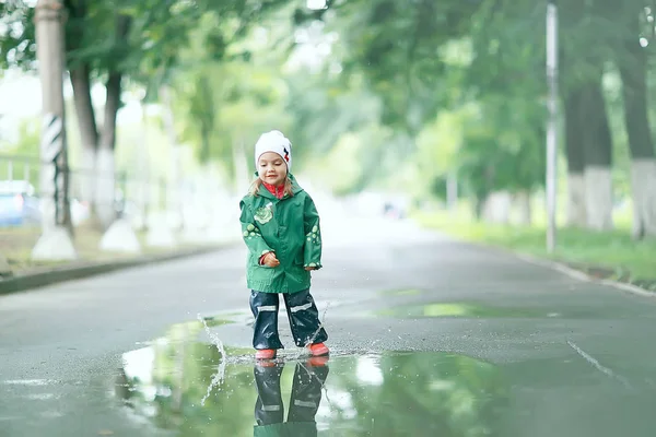 Bambina in pozzanghera — Foto Stock