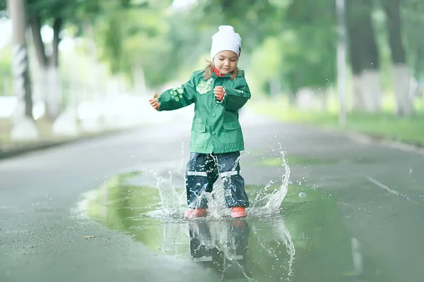 su birikintisi içinde küçük kız  