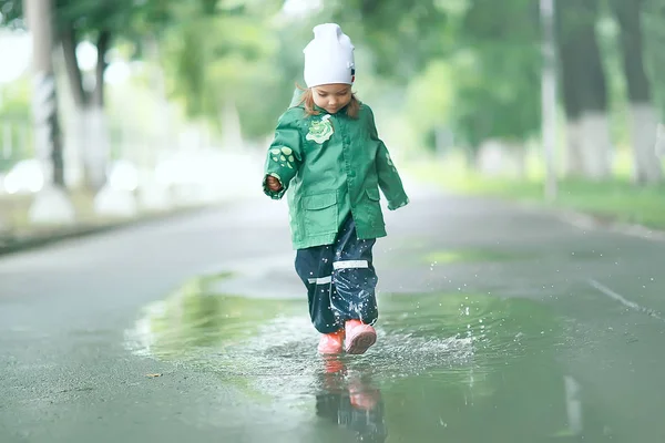 su birikintisi içinde küçük kız  