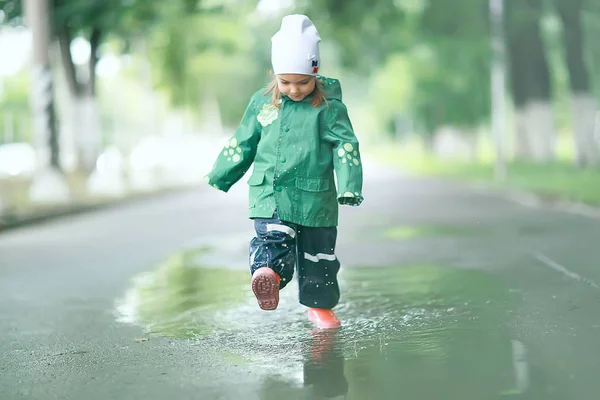 Bambina in pozzanghera — Foto Stock