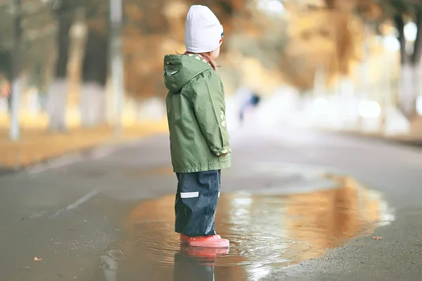 Niña en el parque de otoño — Foto de Stock