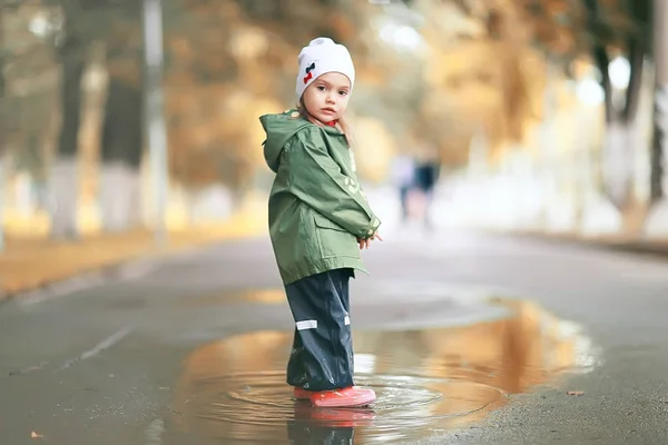 Bambina nel parco autunnale — Foto Stock