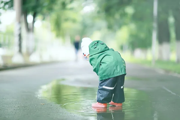 Little girl in puddle — Stock Photo, Image