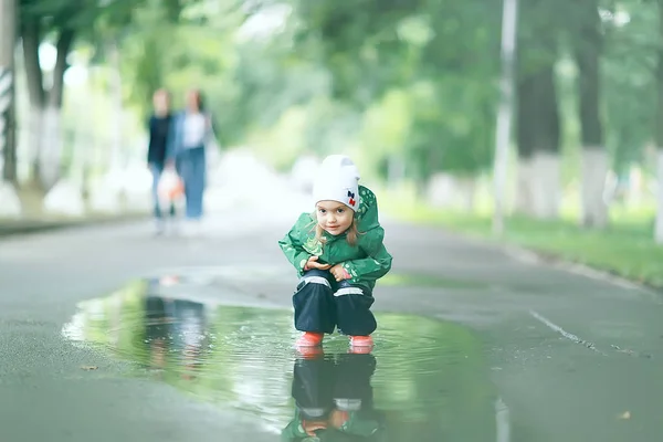 水たまりの小さな女の子 — ストック写真