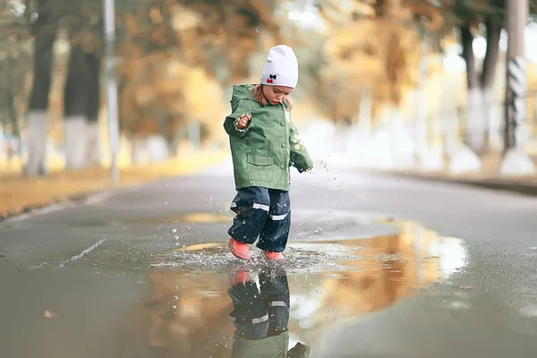 Bambina nel parco autunnale — Foto Stock