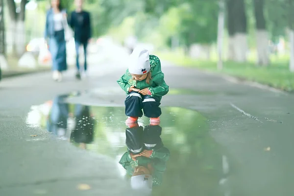 Bambina in pozzanghera — Foto Stock