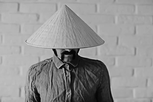 Çin şapkalı bıyıklı adam — Stok fotoğraf