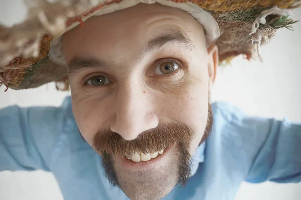 Hombre feliz con bigote —  Fotos de Stock