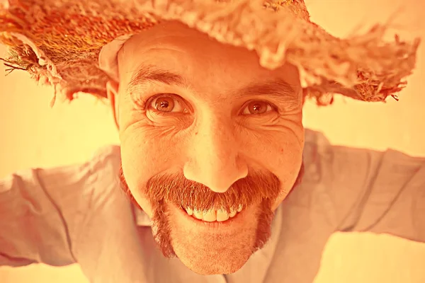 Homem feliz com bigode — Fotografia de Stock