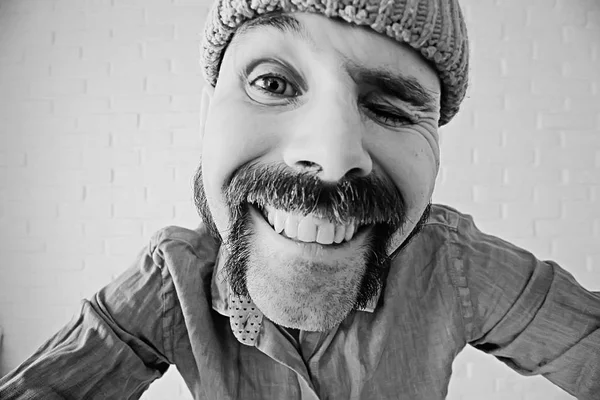 Lycklig man med mustasch — Stockfoto