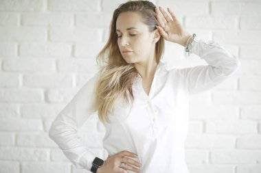 genç kadın beyaz bluz 