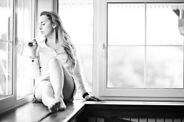 Pencere üzerinde genç kadın 