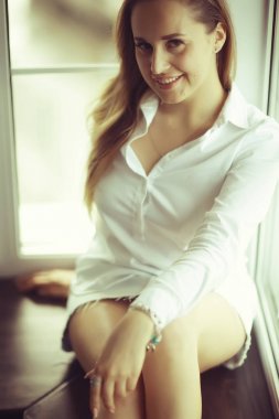 Pencere üzerinde genç kadın 