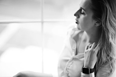 genç kadın beyaz bluz