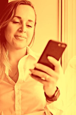 Akıllı telefon kullanan kadın