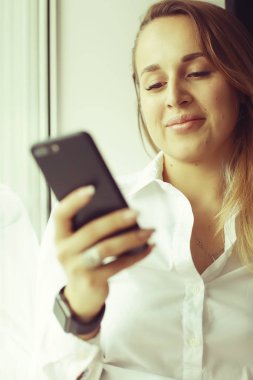 Akıllı telefon kullanan kadın