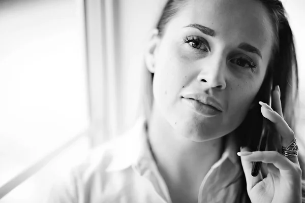 Mujer hablando por teléfono móvil — Foto de Stock