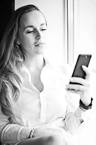 Donna utilizzando smartphone — Foto Stock