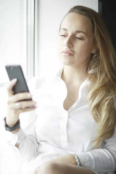 Kvinna med hjälp av smartphone — Stockfoto
