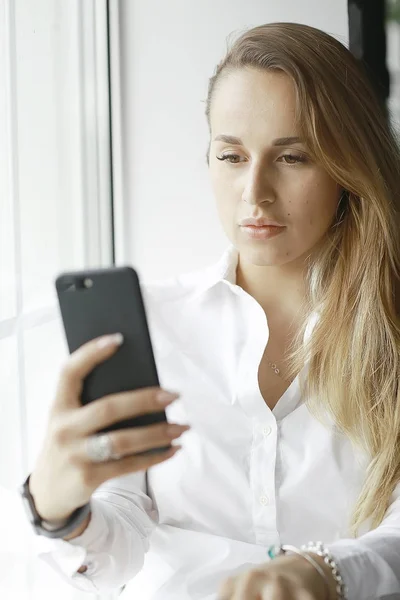 Donna utilizzando smartphone — Foto Stock