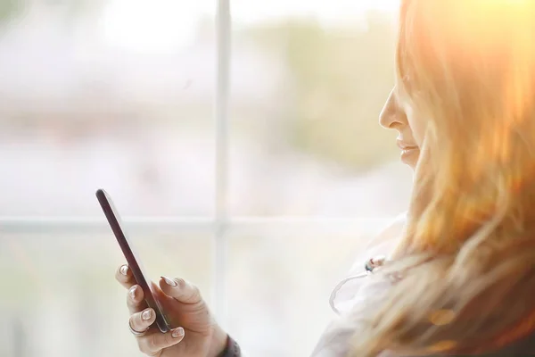 Donna utilizzando smartphone — Foto Stock