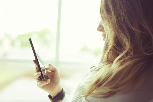 Donna utilizzando smartphone — Foto Stock