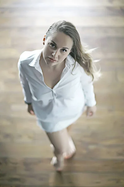 Woman on wooden floor — Stock Photo, Image