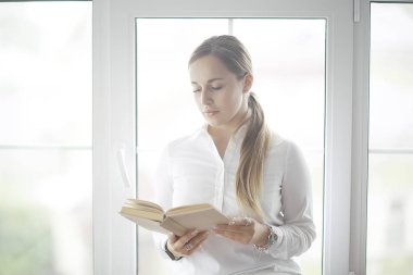 Kadın kitap okuyor. 