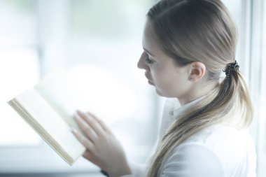 Kadın kitap okuyor. 