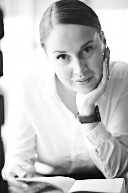 Kadın kitap okuyor. 