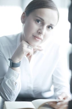 Kadın kitap okuyor. 