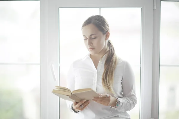 Libro de lectura mujer — Foto de Stock