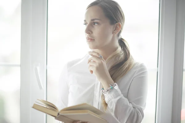 Mulher leitura livro — Fotografia de Stock