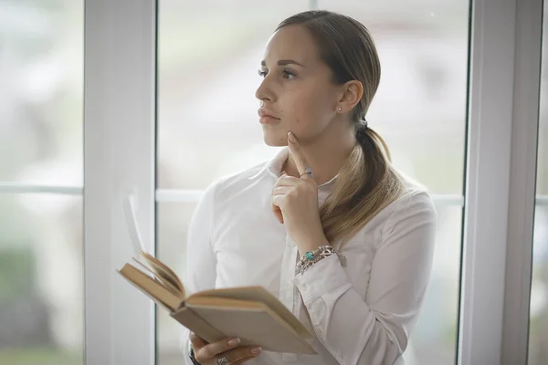 Mulher leitura livro — Fotografia de Stock