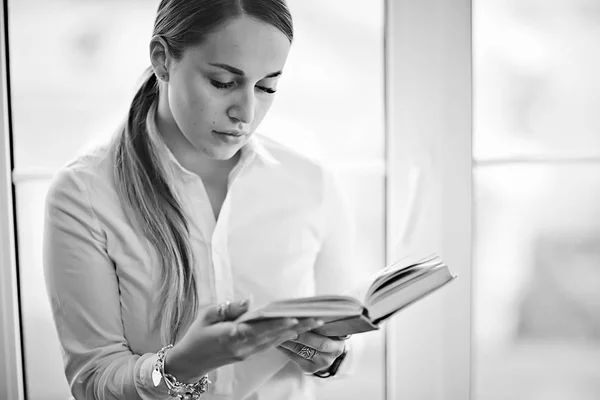 Libro de lectura mujer — Foto de Stock