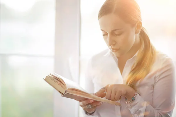 Libro de lectura mujer — Foto de Stock