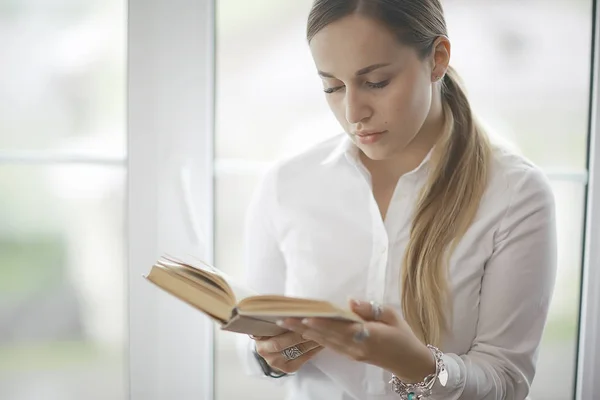 Libro de lectura mujer —  Fotos de Stock