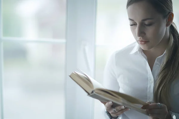 Woman reading book — Stock Photo, Image