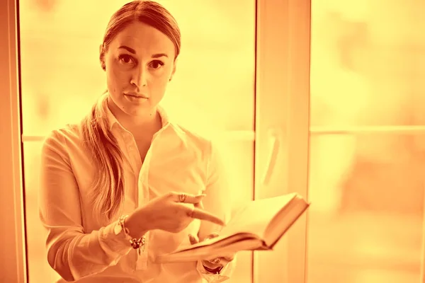 Woman reading book — Stock Photo, Image