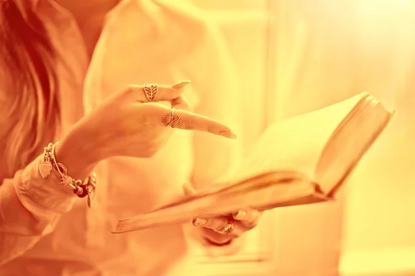 Mujer apuntando al libro —  Fotos de Stock