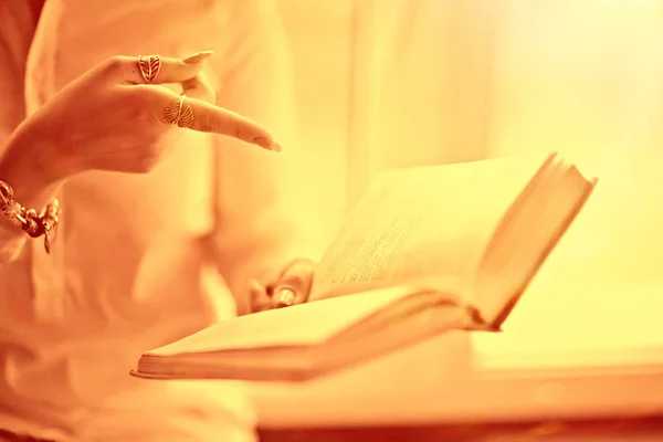 Mujer apuntando al libro — Foto de Stock