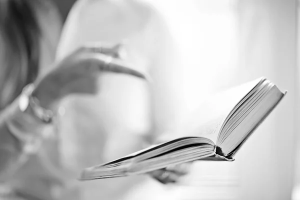 Mujer apuntando al libro — Foto de Stock