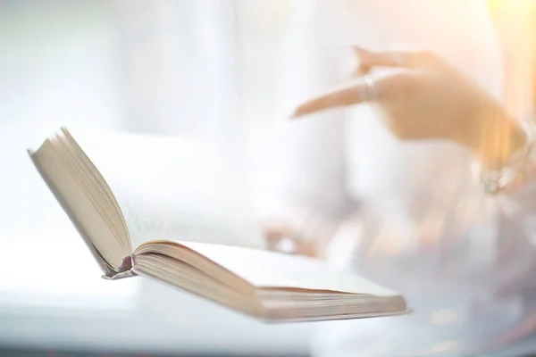 Mujer apuntando al libro —  Fotos de Stock