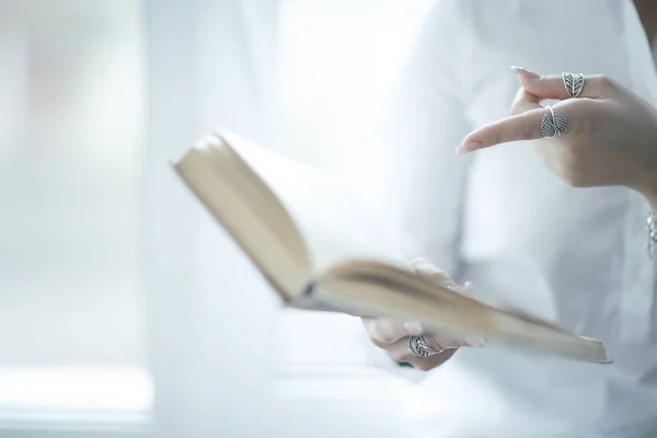 Mujer apuntando al libro —  Fotos de Stock