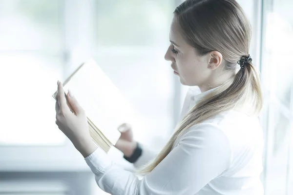 Woman reading book — Stock Photo, Image