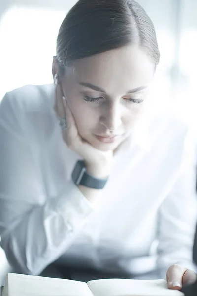 Woman reading book — Stock Photo, Image