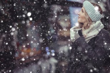 Kışın giyinmiş genç bir kadın.