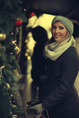 Genç kadın Noel pazarı 