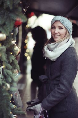 Genç kadın Noel pazarı 